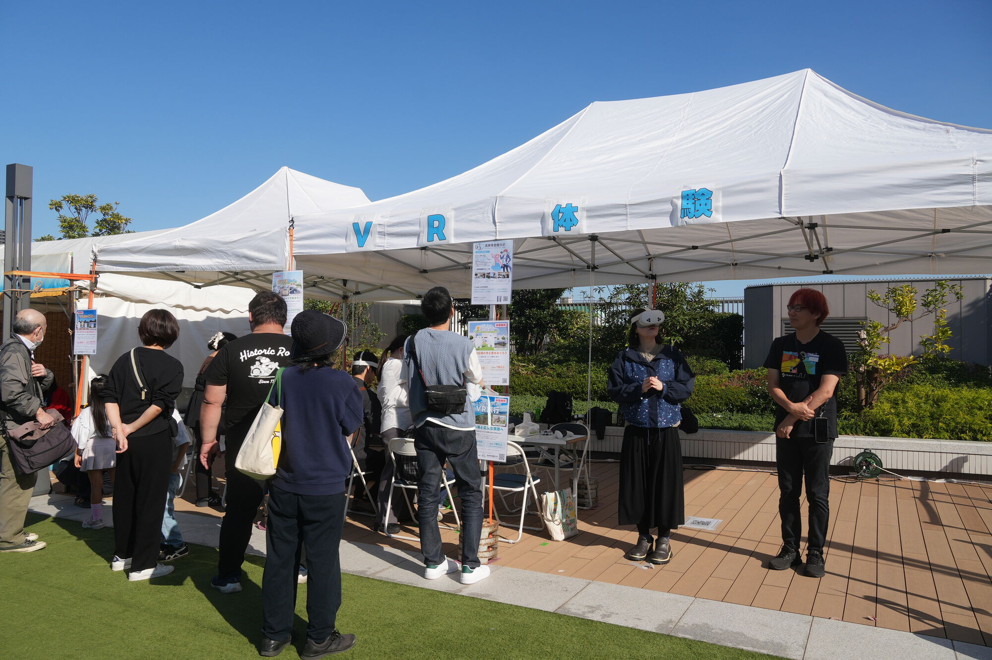 太陽の広場まつりの「VR体験」のテントに並ぶ来場者